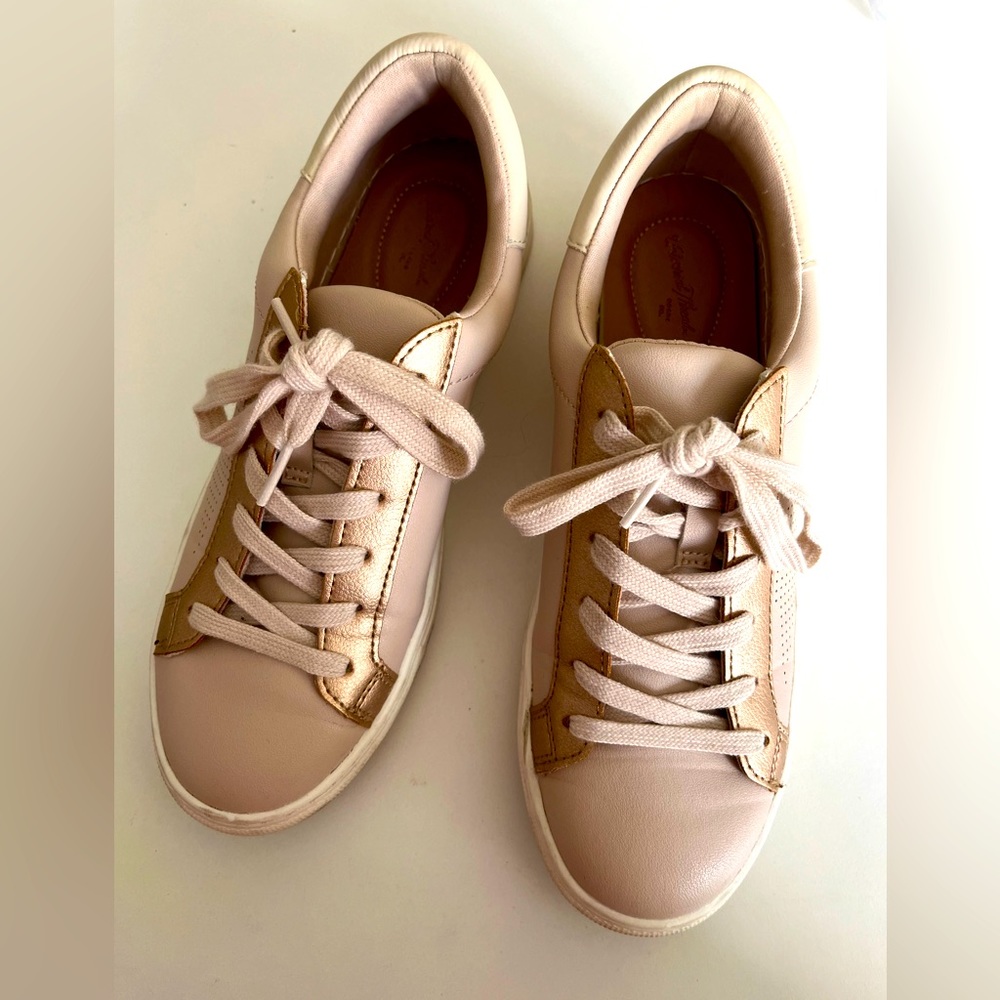 Casual sneakers shoes. Gorgeous nude-metalic-pink… loved it.